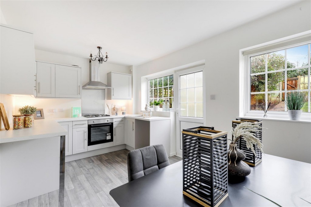 Featherstone Close, Gedling, Nottinghamshire, NG4 4JA