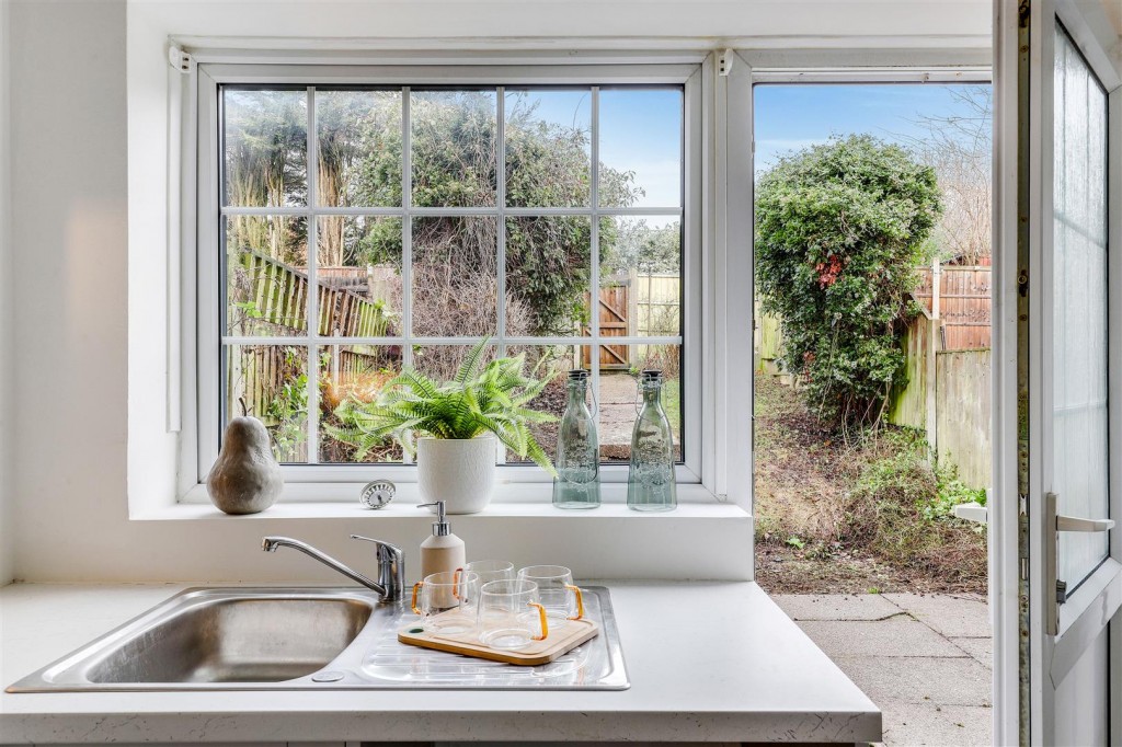 Featherstone Close, Gedling, Nottinghamshire, NG4 4JA