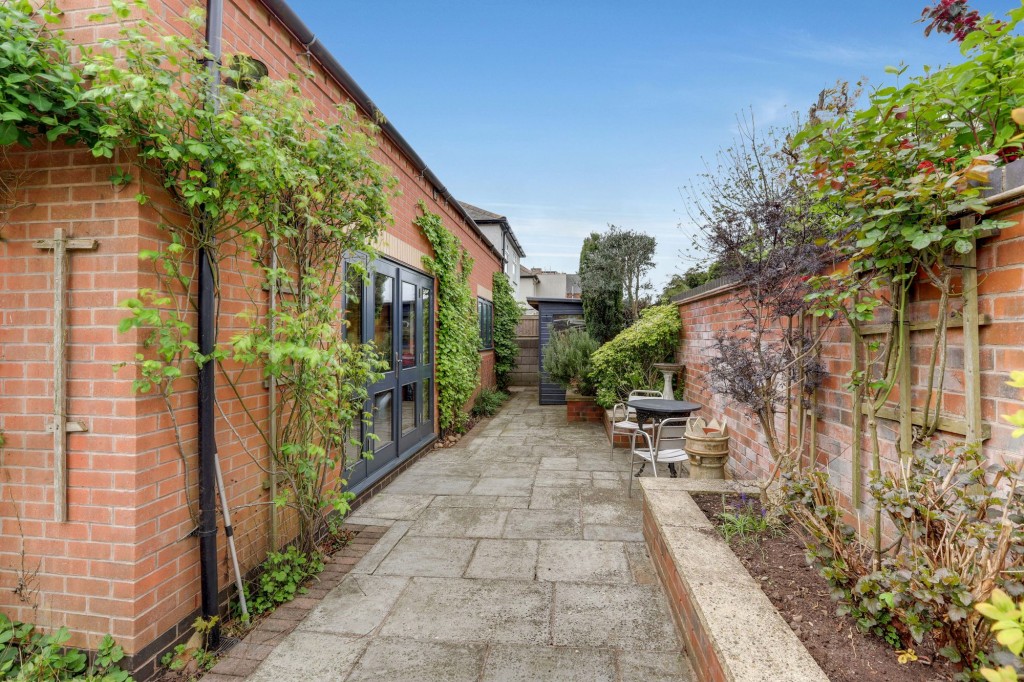 Cleveland Avenue, Draycott, DE72