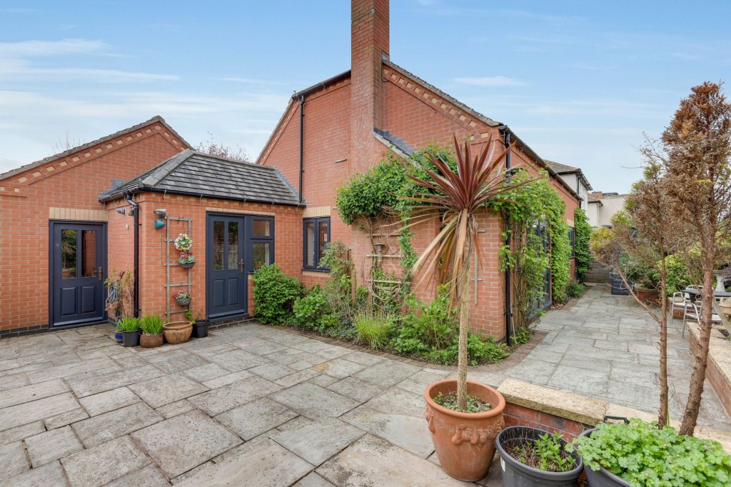 Cleveland Avenue, Draycott, DE72