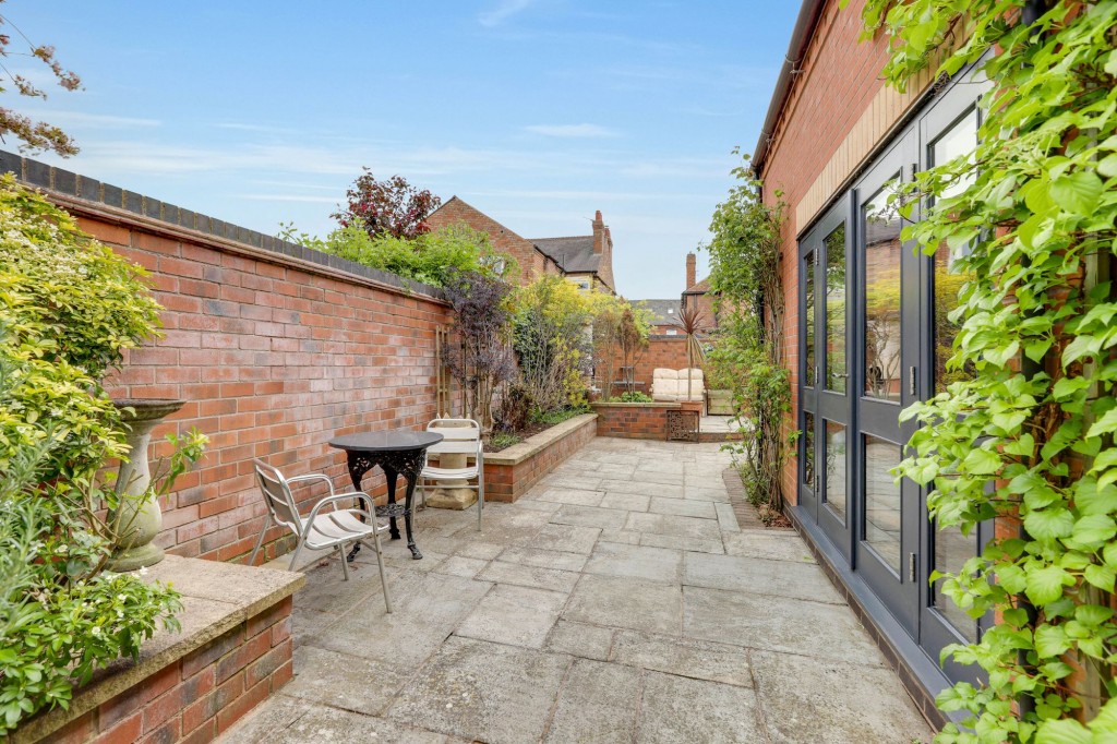 Cleveland Avenue, Draycott, DE72