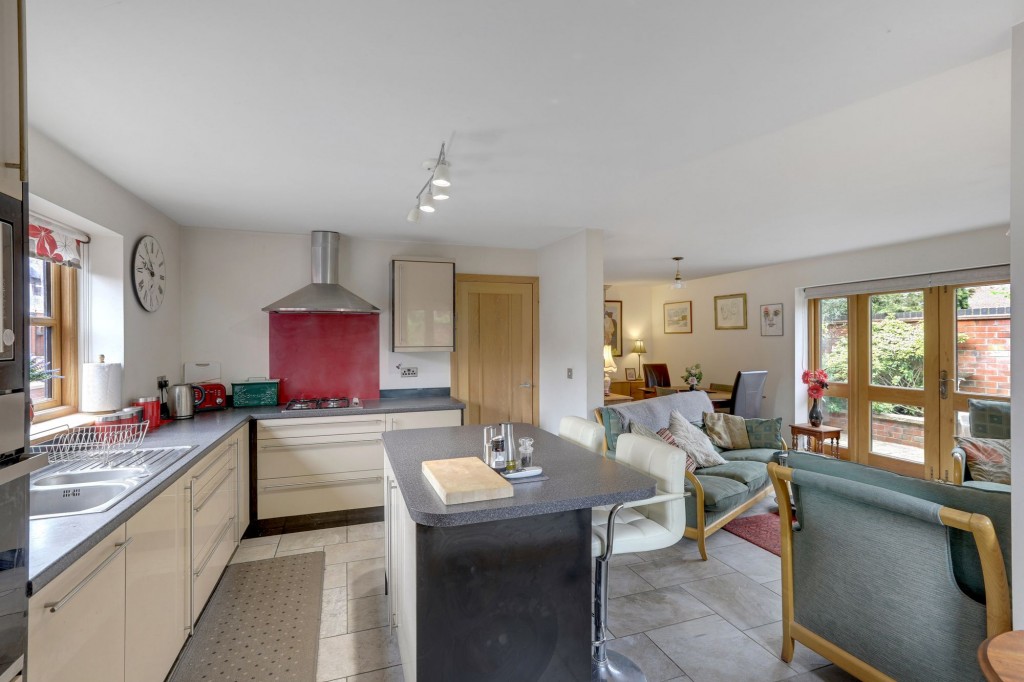 Cleveland Avenue, Draycott, DE72