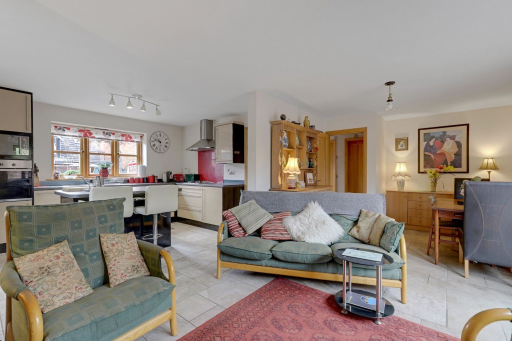 Cleveland Avenue, Draycott, DE72