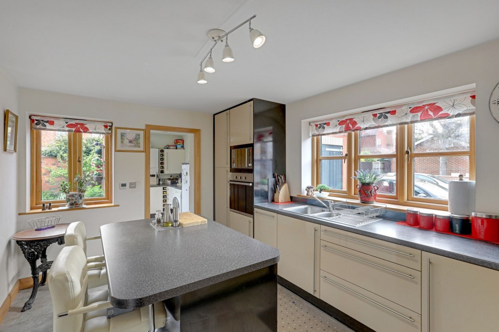 Cleveland Avenue, Draycott, DE72