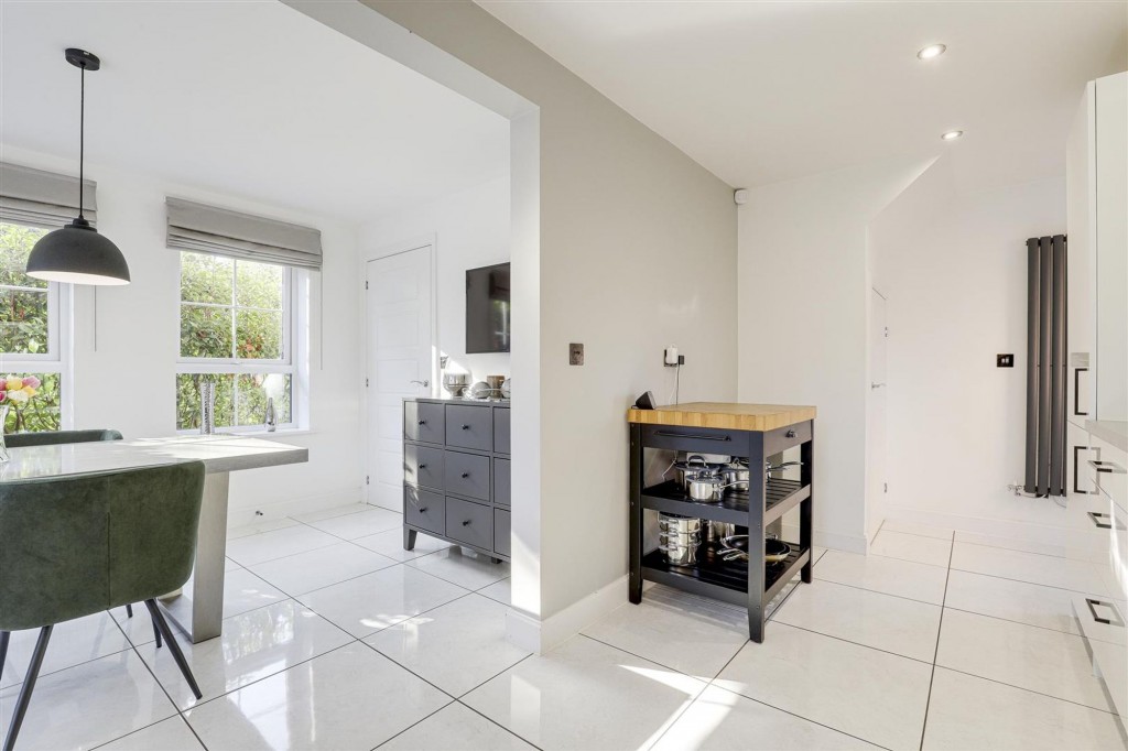 Gum Tree Close, Edwalton, NG12