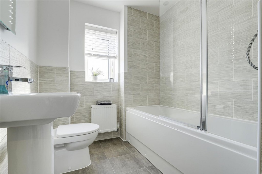 Gum Tree Close, Edwalton, NG12