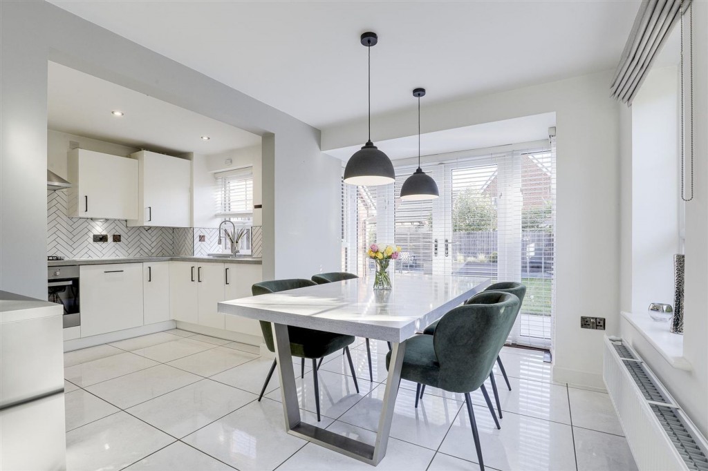 Gum Tree Close, Edwalton, NG12