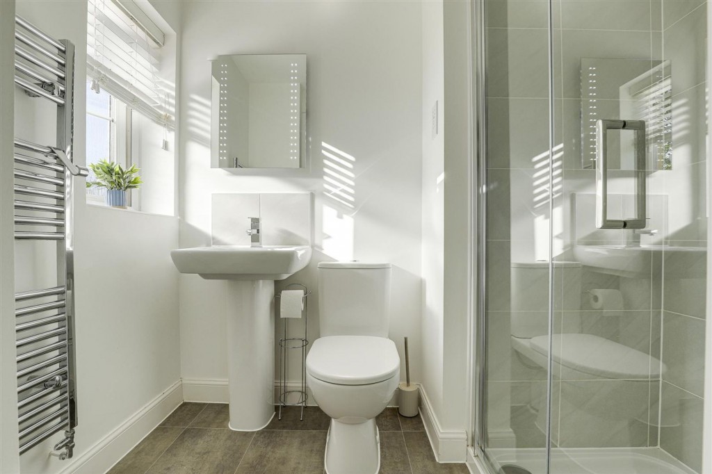 Gum Tree Close, Edwalton, NG12