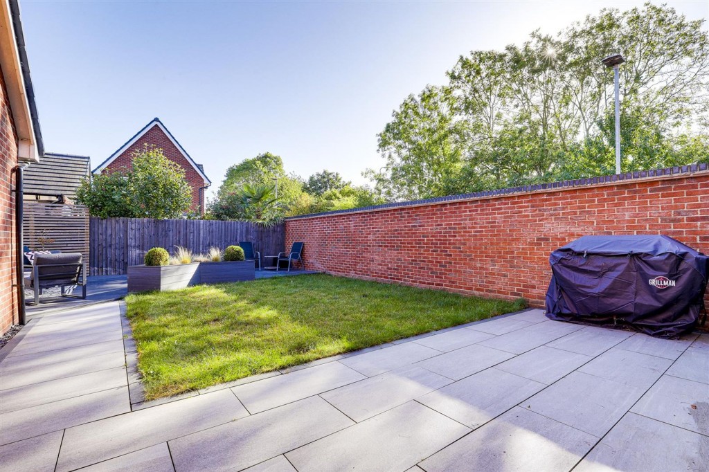 Gum Tree Close, Edwalton, NG12