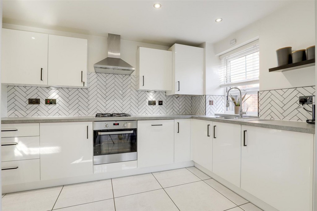 Gum Tree Close, Edwalton, NG12