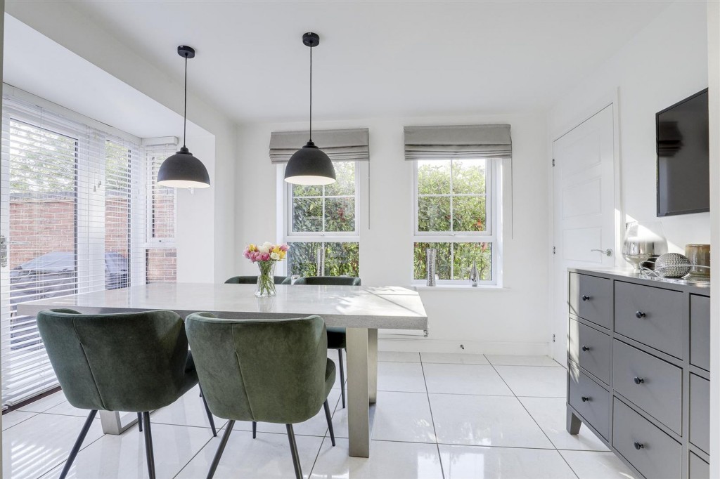 Gum Tree Close, Edwalton, NG12