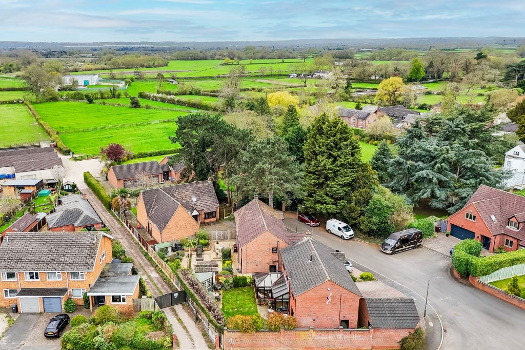 The Pines, Draycott, DE72