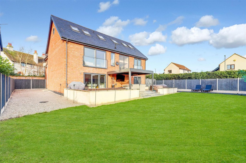 Holly Avenue, Wilford, NG11