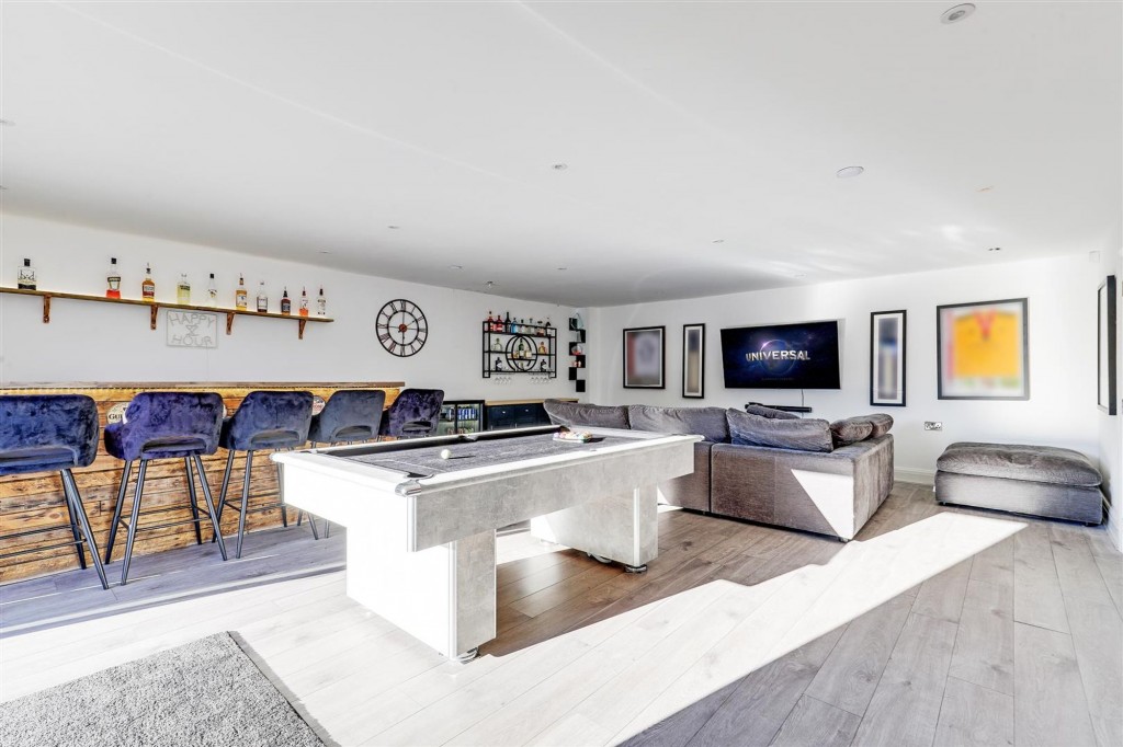 Holly Avenue, Wilford, NG11