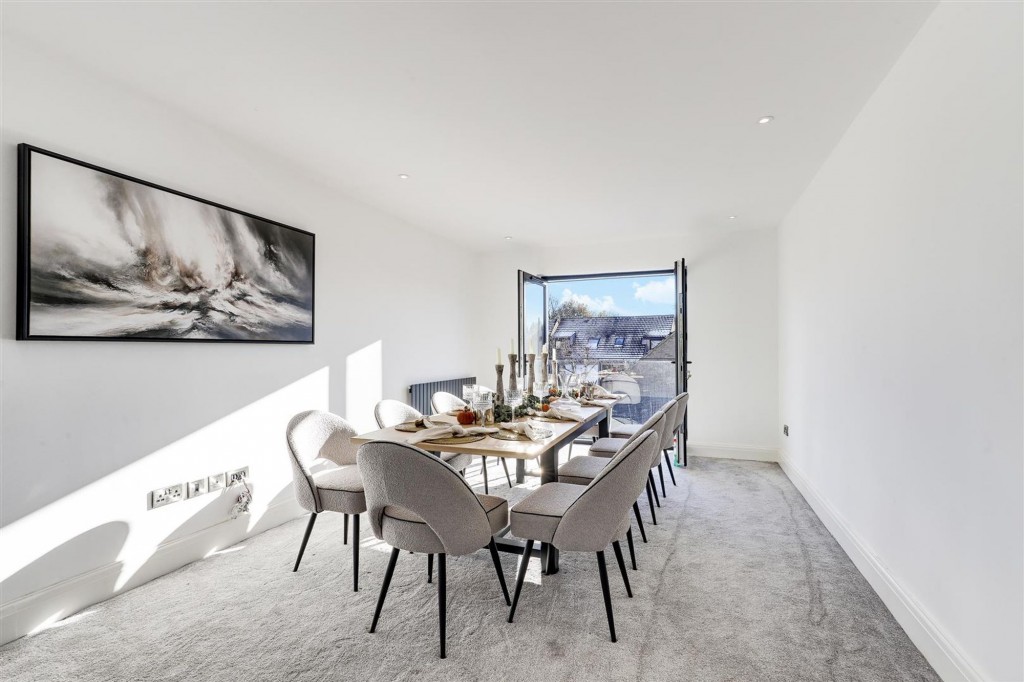 Holly Avenue, Wilford, NG11