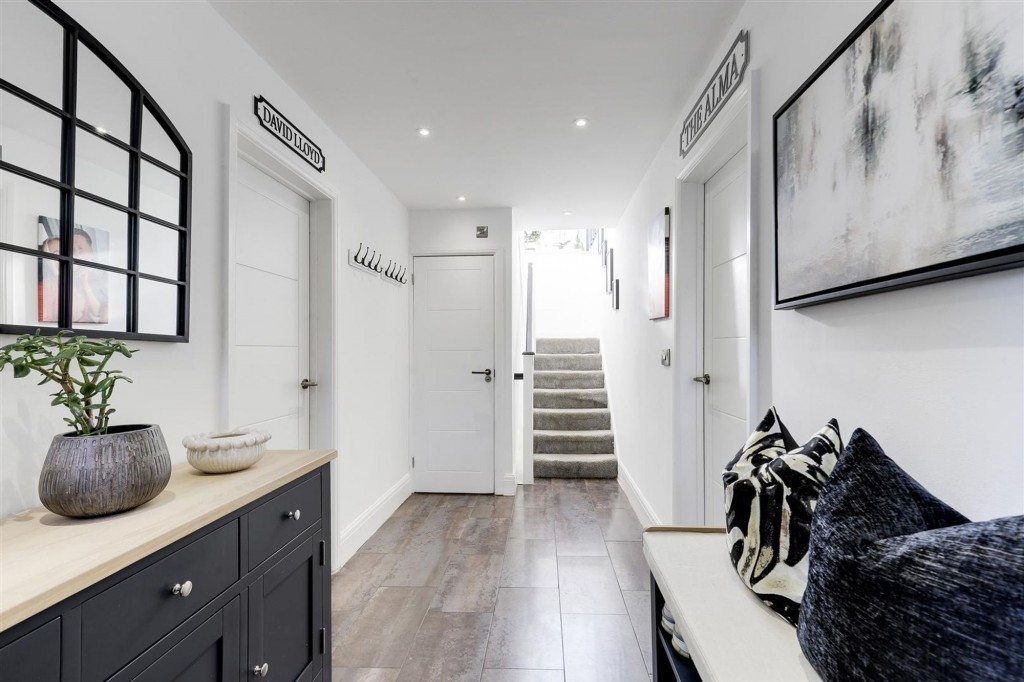 Holly Avenue, Wilford, NG11