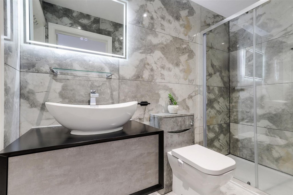 Holly Avenue, Wilford, NG11