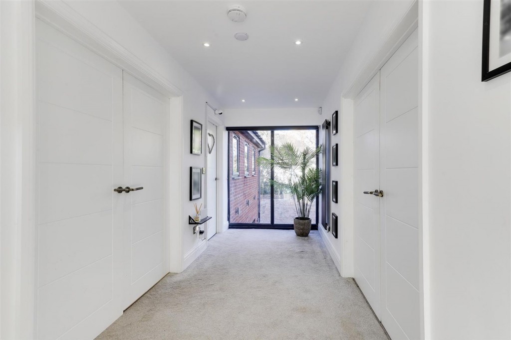 Holly Avenue, Wilford, NG11