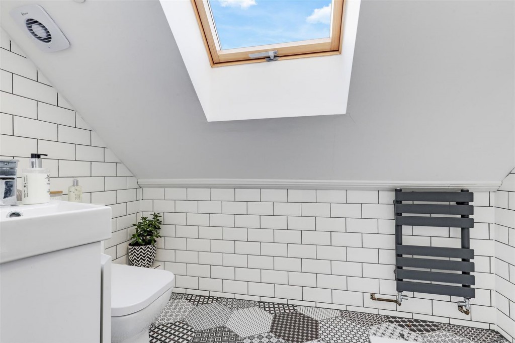 Holly Avenue, Wilford, NG11