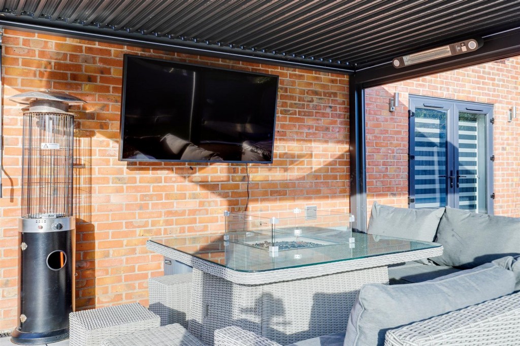 Holly Avenue, Wilford, NG11