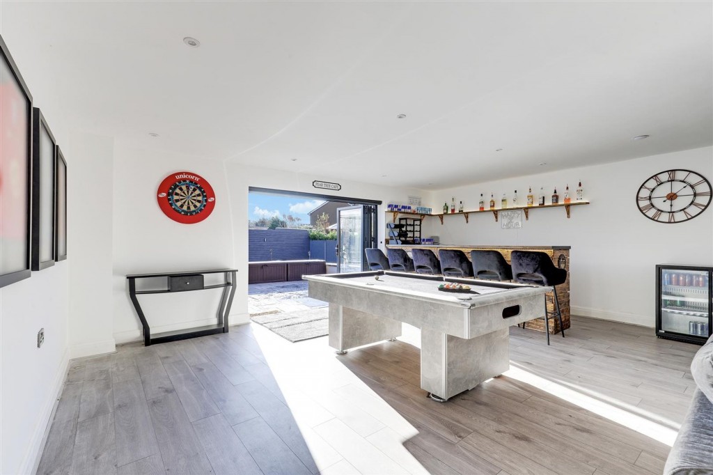 Holly Avenue, Wilford, NG11