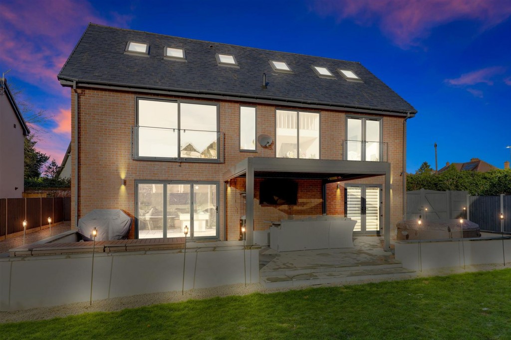Holly Avenue, Wilford, NG11