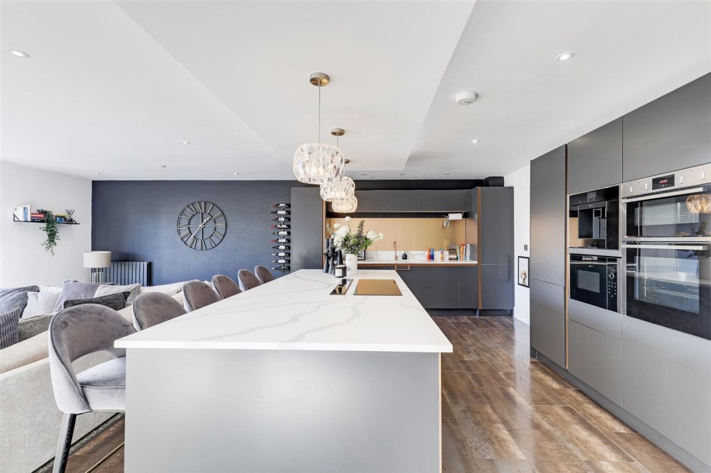 Holly Avenue, Wilford, NG11