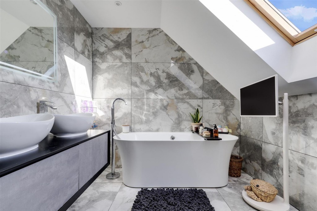 Holly Avenue, Wilford, NG11