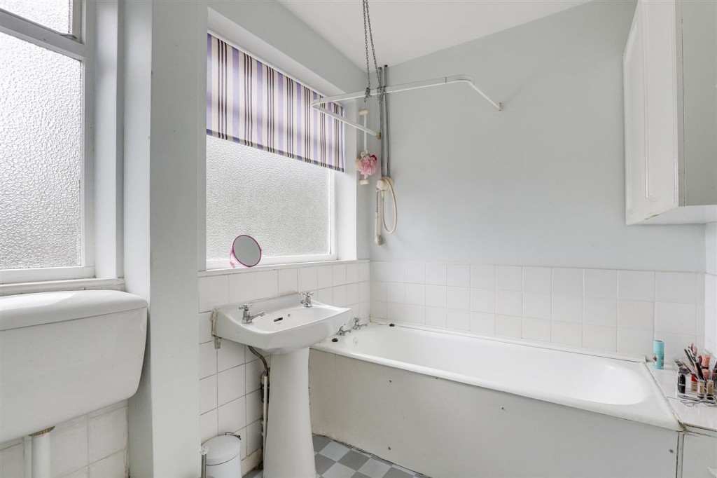 Salamander Close, Carlton, NG4