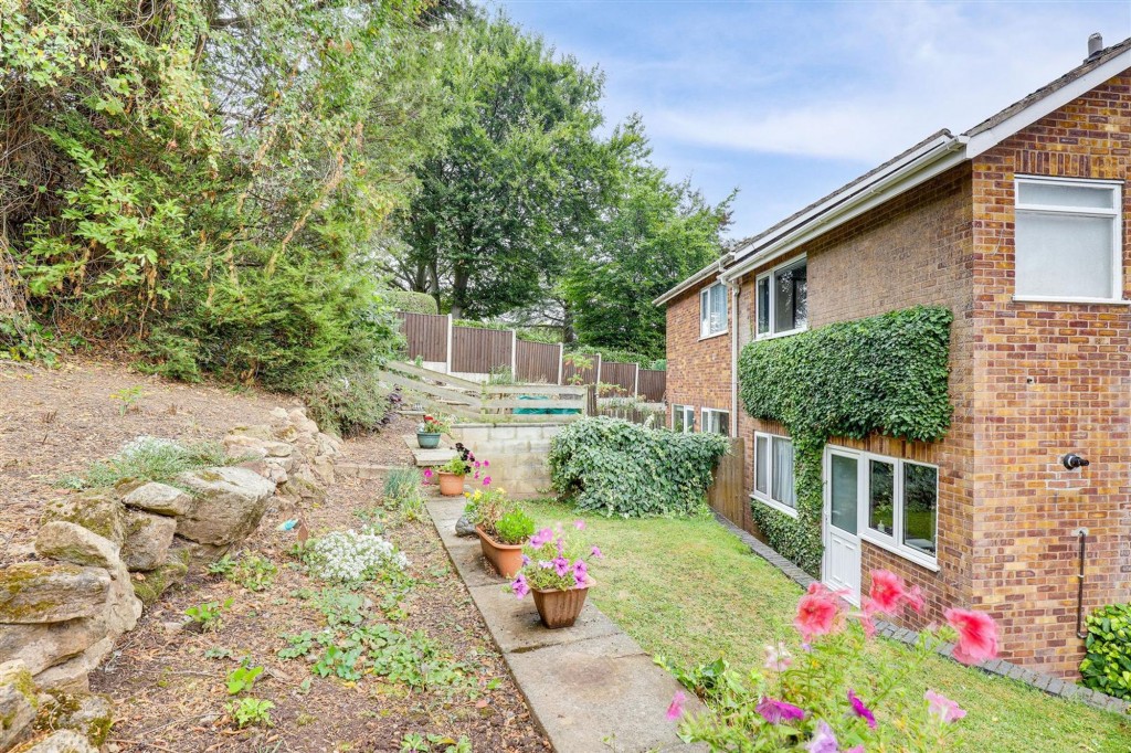 Salamander Close, Carlton, NG4