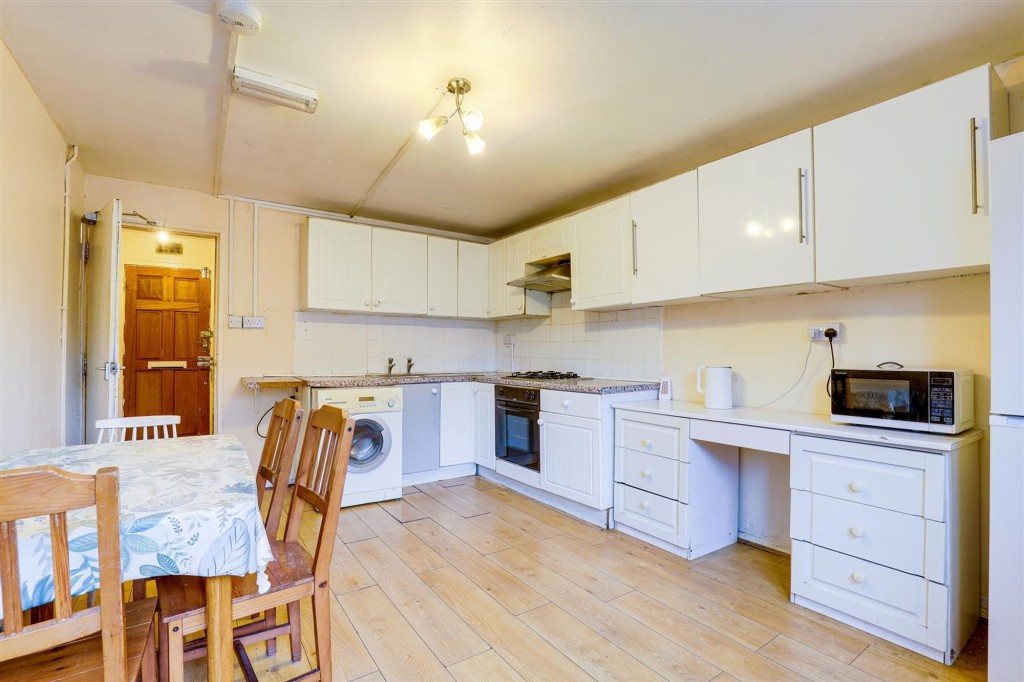 Lismore Close, Nottingham, NG7