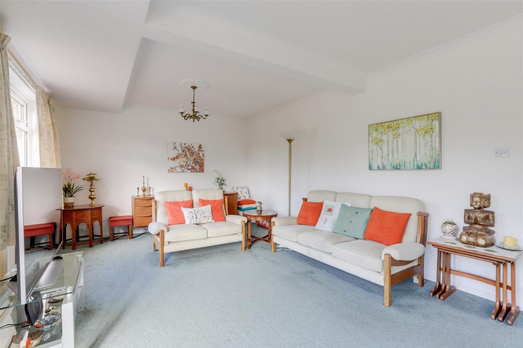 Elmswood Gardens, Nottingham, NG5