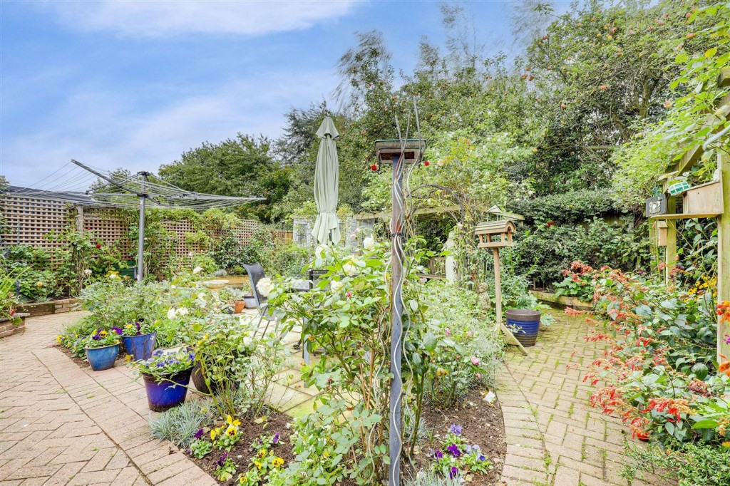 Leslie Grove, Calverton, NG14