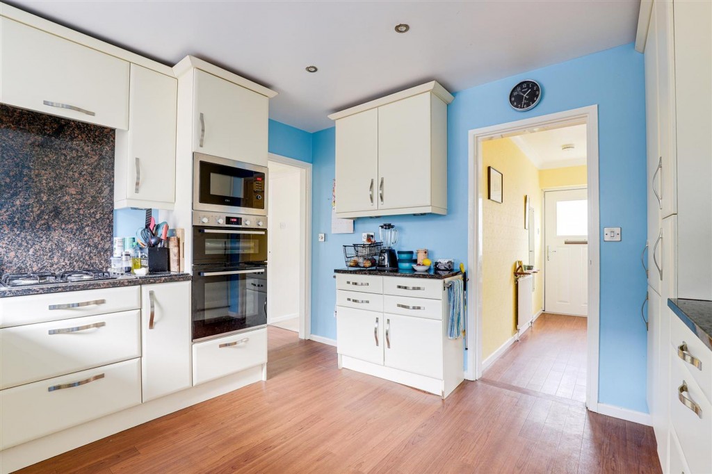 Leslie Grove, Calverton, NG14