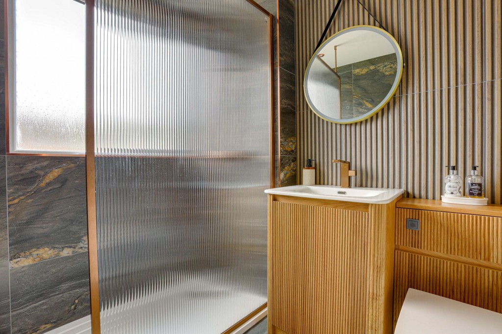 County Road, Gedling, NG4