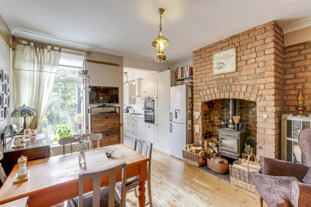 Victoria Avenue, Draycott, DE72