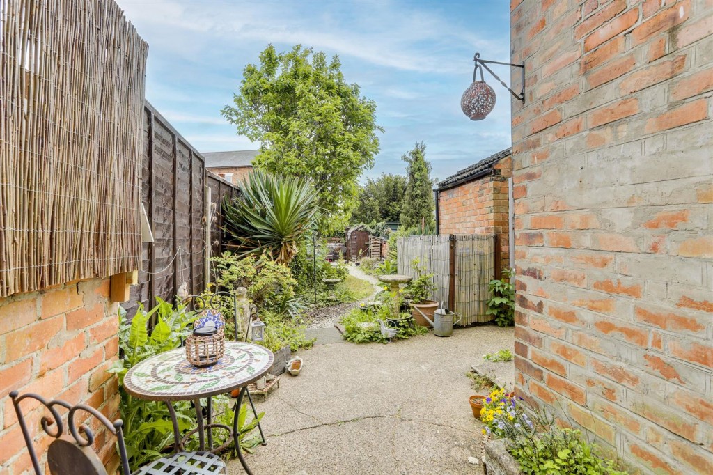 Victoria Avenue, Draycott, DE72