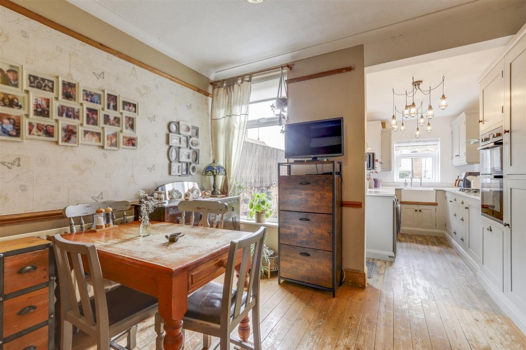 Victoria Avenue, Draycott, DE72