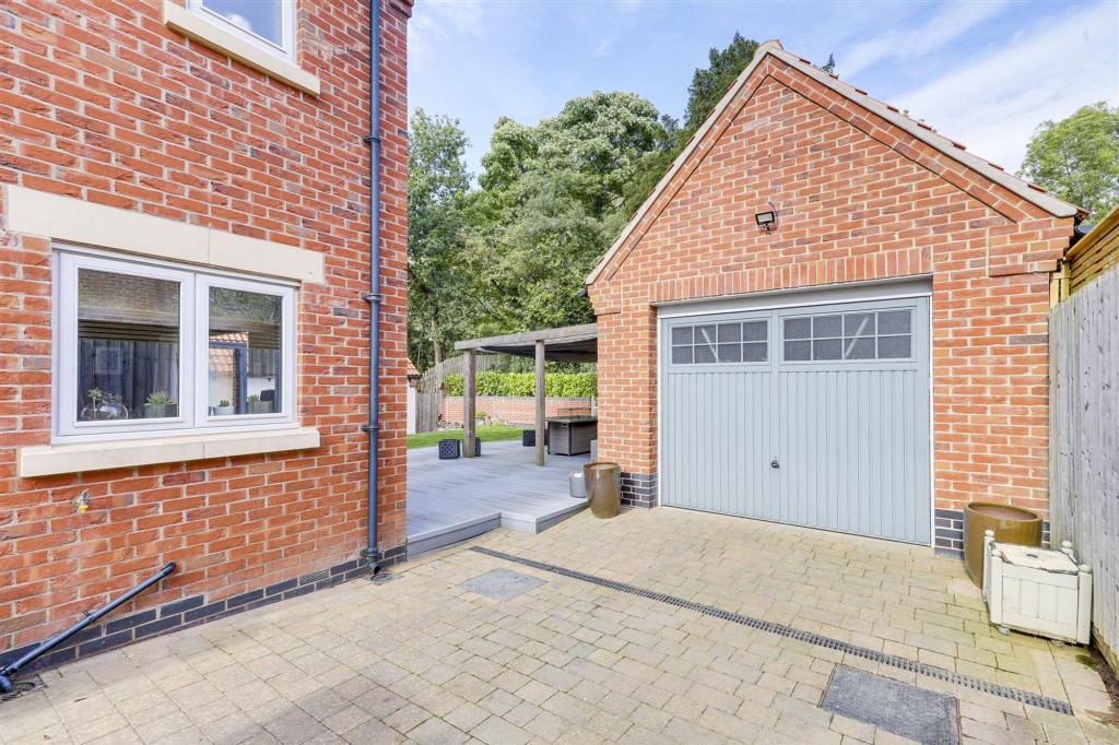 West Manor Park, Epperstone, NG14