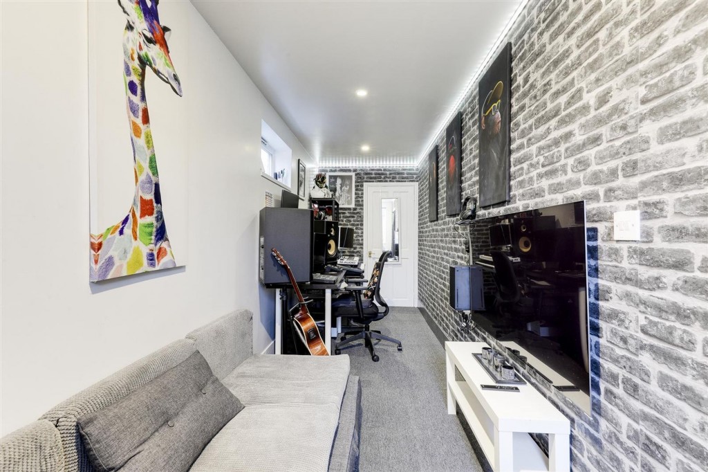 Danes Close, Arnold, NG5