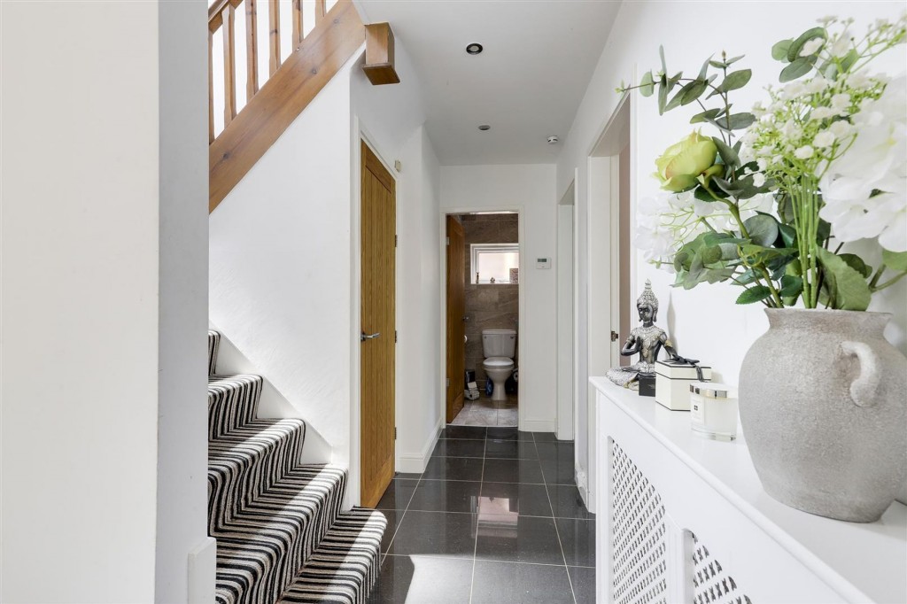 Thornton Avenue, Redhill, NG5