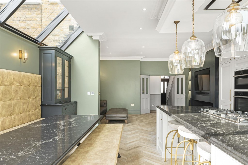 Hainault Road, Leytonstone, London, E11