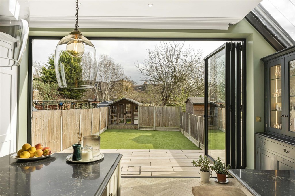 Hainault Road, Leytonstone, London, E11