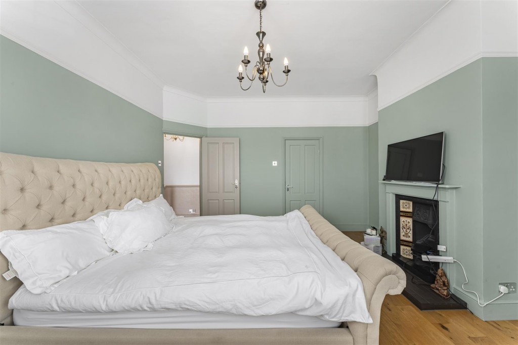 Hainault Road, Leytonstone, London, E11
