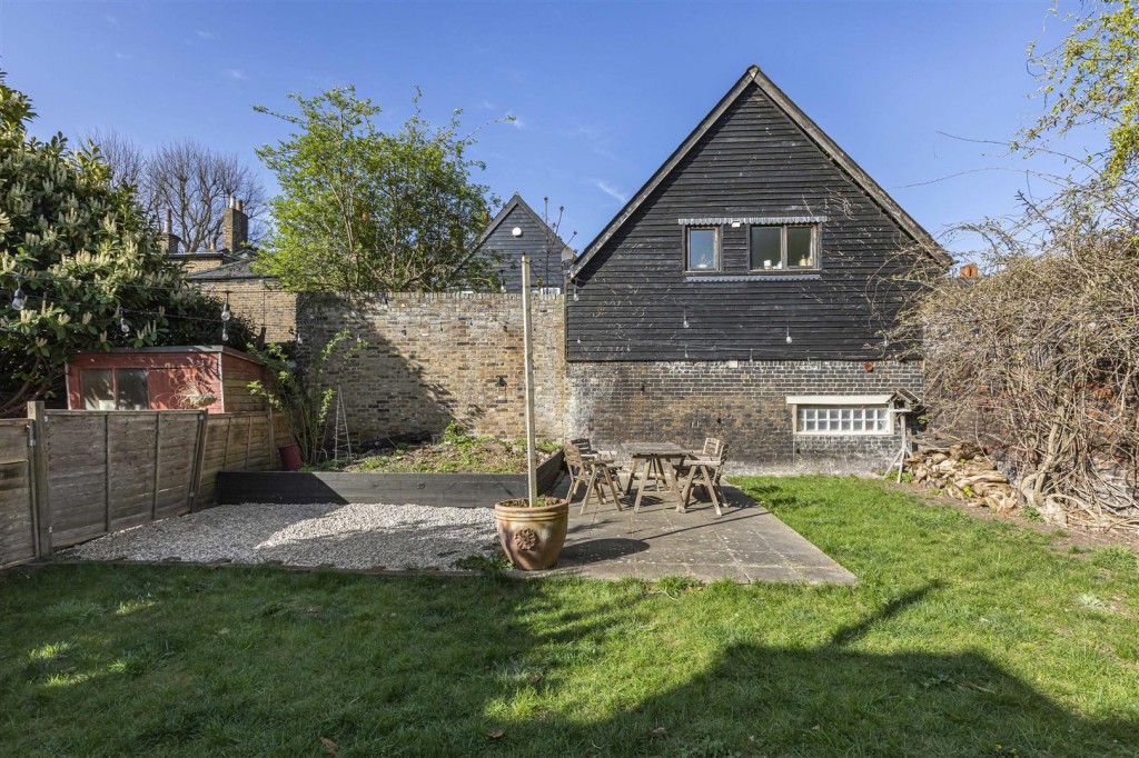 The Chestnuts, Bishops Close, Walthamstow, London, E17