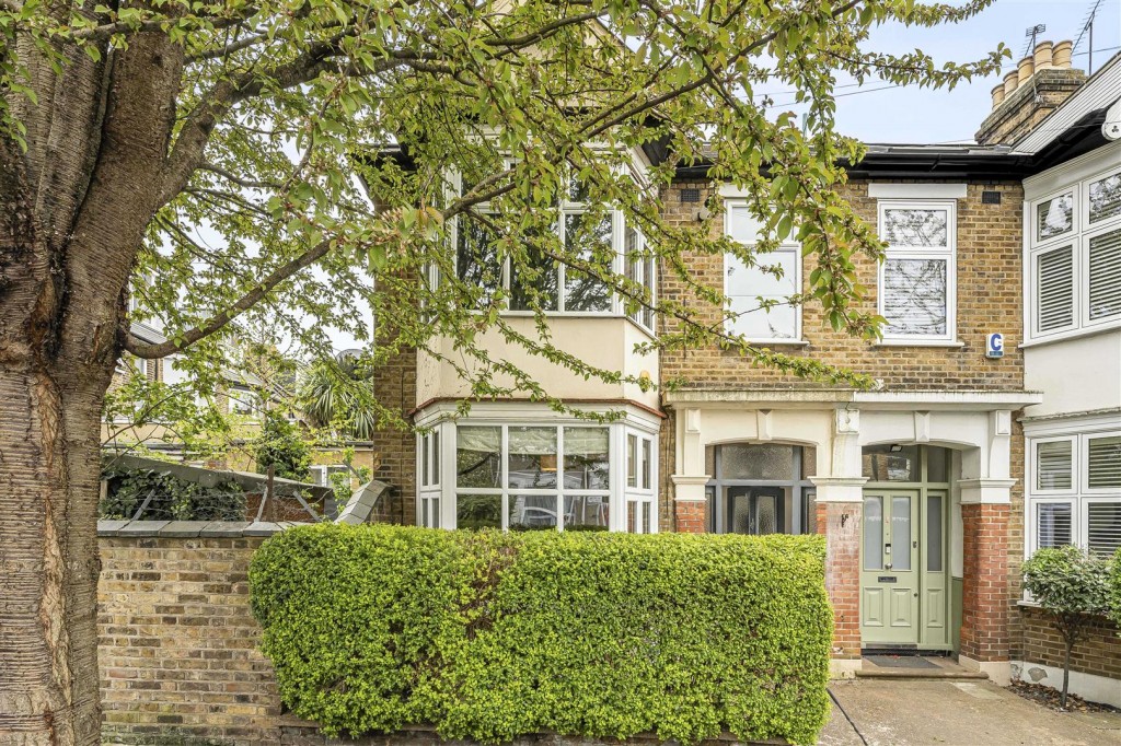 Cleveland Park Crescent, Walthamstow, London, E17