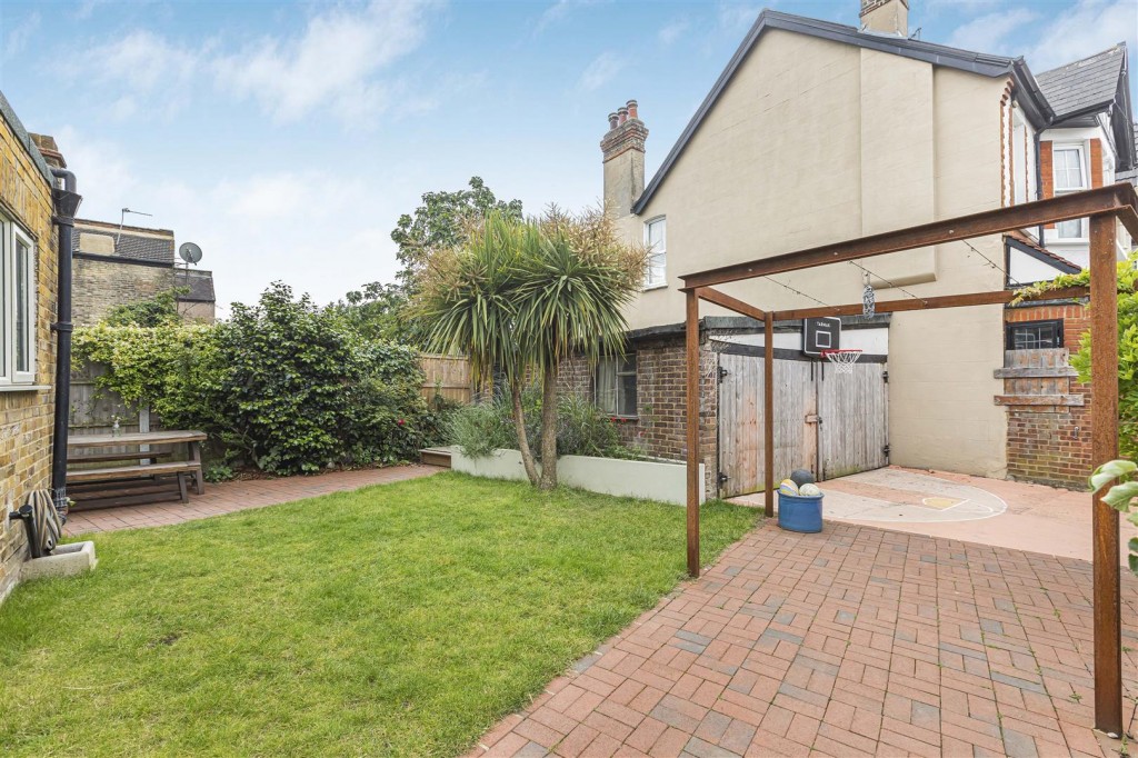 Essex Road, Leyton, London, E10