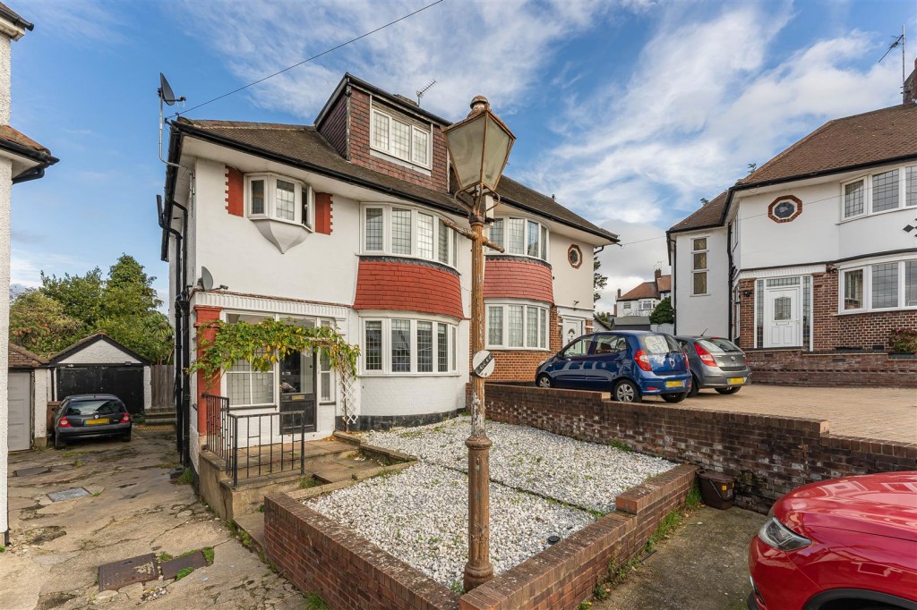 Priory Close, Chingford, London, E4