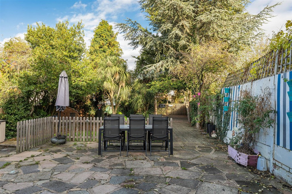 Priory Close, Chingford, London, E4