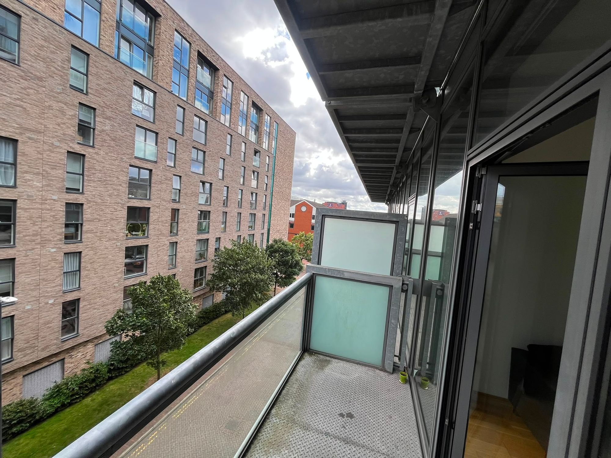Clippers Quay, Abito, M50